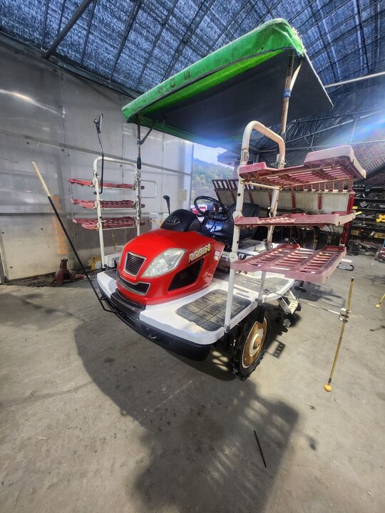 국제 이앙기 RGO-60 (6조식) 앞좌측면