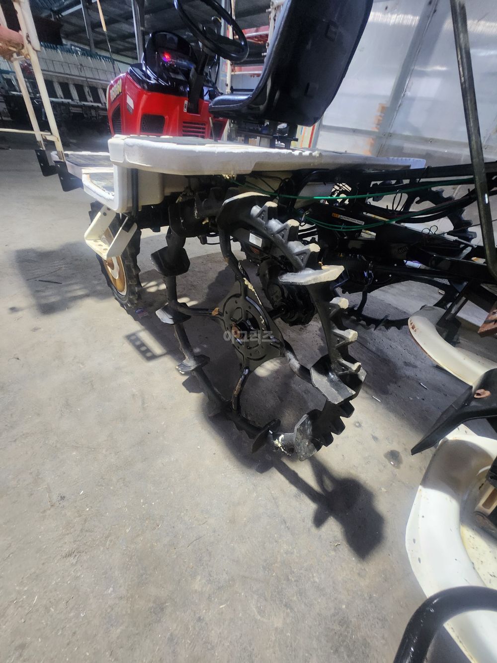 국제 이앙기 RGO-60 (6조식) 뒤우측면