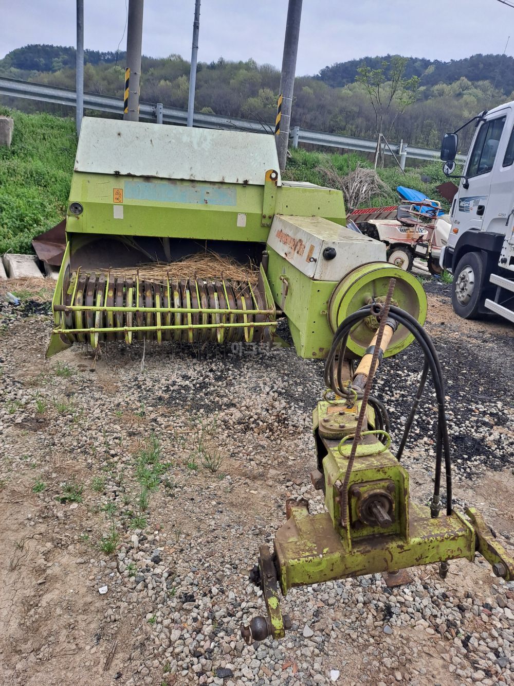  Excavator 본굴착기와 아세아사각베일러55와대차.교환됨 (5톤) 뒤우측면