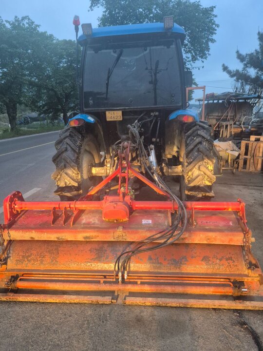 LS Tractor U62 (62hp) 앞좌측면