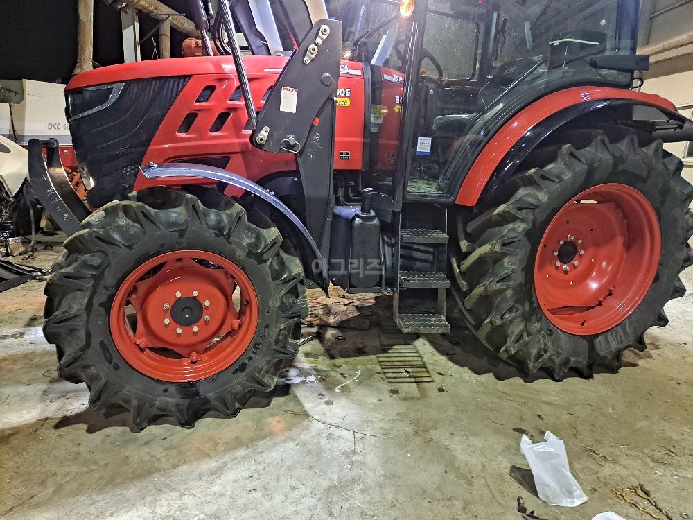국제 트랙터 LUXEN1100E (111마력) 뒤우측면