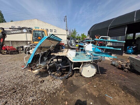 Kubota Rice transplanter 1 () 앞좌측면