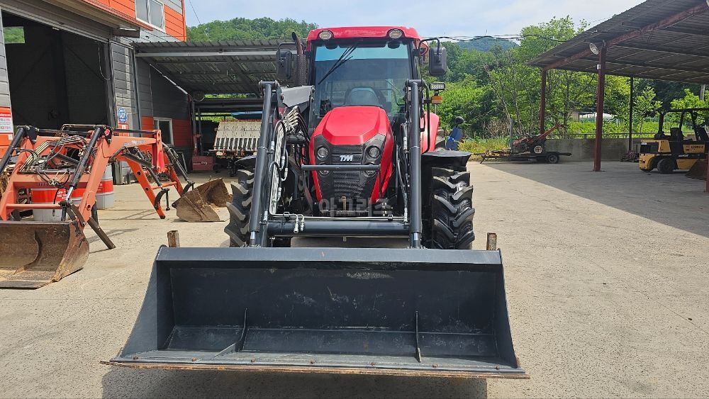 TYM 트랙터 T993 (99마력) 뒤우측면