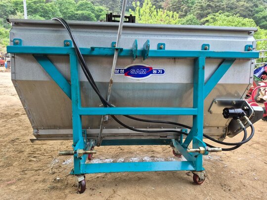  트랙터용 석회 살포기 1000L 석회살포기  앞좌측면