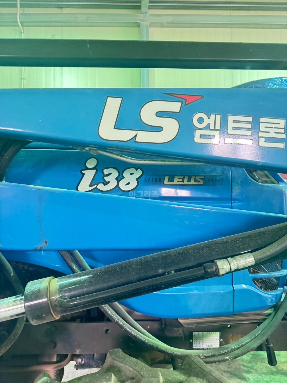 LS 트랙터 I38 (36마력) 뒤우측면
