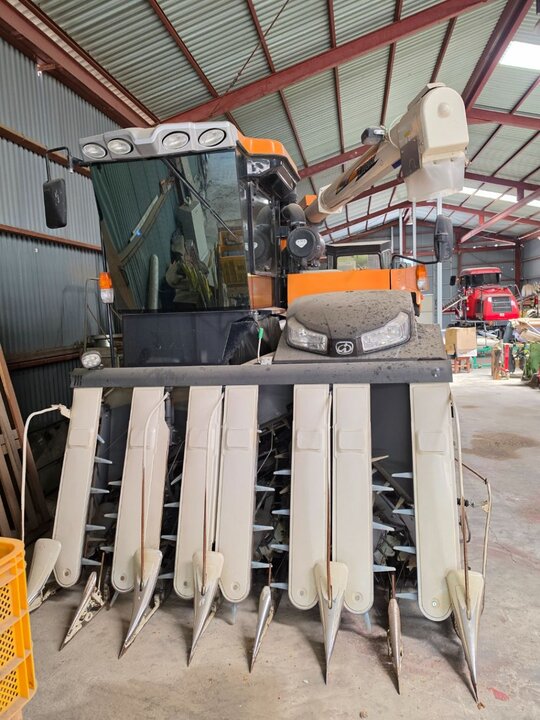 TYM Combine Harvester HU7135 (7Rows) 앞좌측면