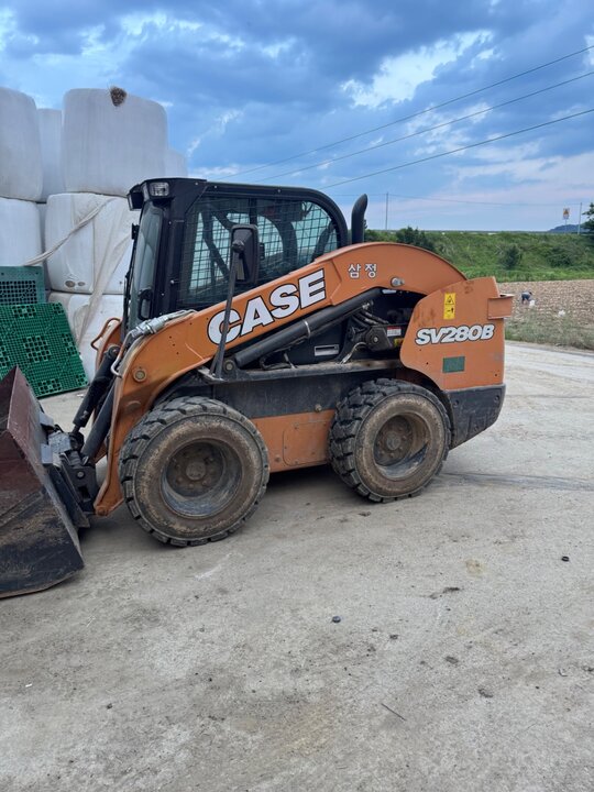  Skid steer loader SV280B  앞좌측면