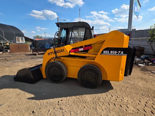  Skid steer loader HSL850-7A  앞좌측면
