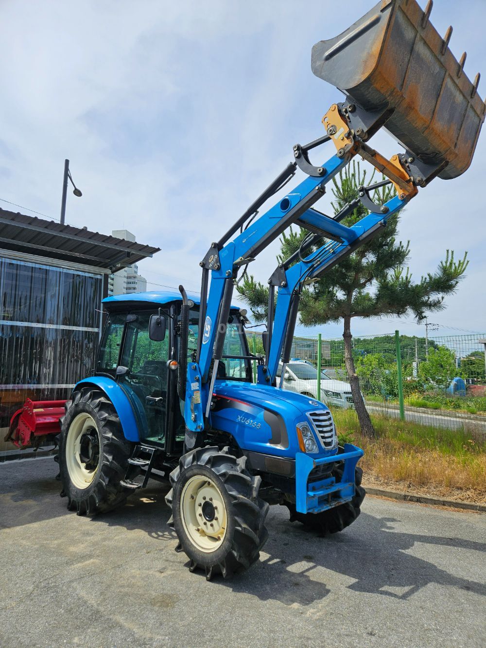 LS 트랙터 XU6168 (68.9마력) 뒤우측면