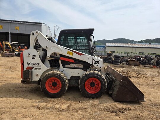 바브캣 스키드로더 S590 앞좌측면