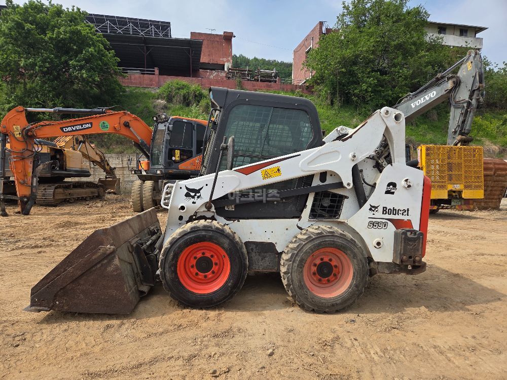 바브캣 스키드로더 S590 뒤우측면