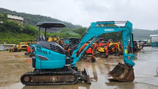 코벨코 굴삭기 SK30SR (3.2톤) 앞좌측면