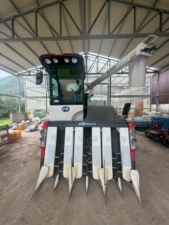 국제 콤바인 KC6130CXA (6조식) 앞좌측면