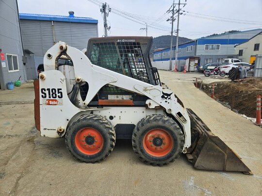 바브캣 스키드로더 S185 앞좌측면