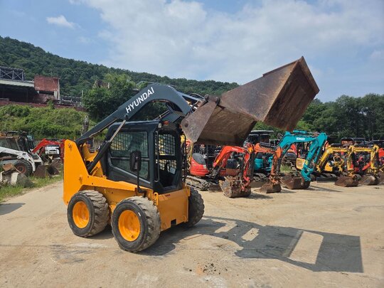 현대 스키드로더 HL390 앞좌측면