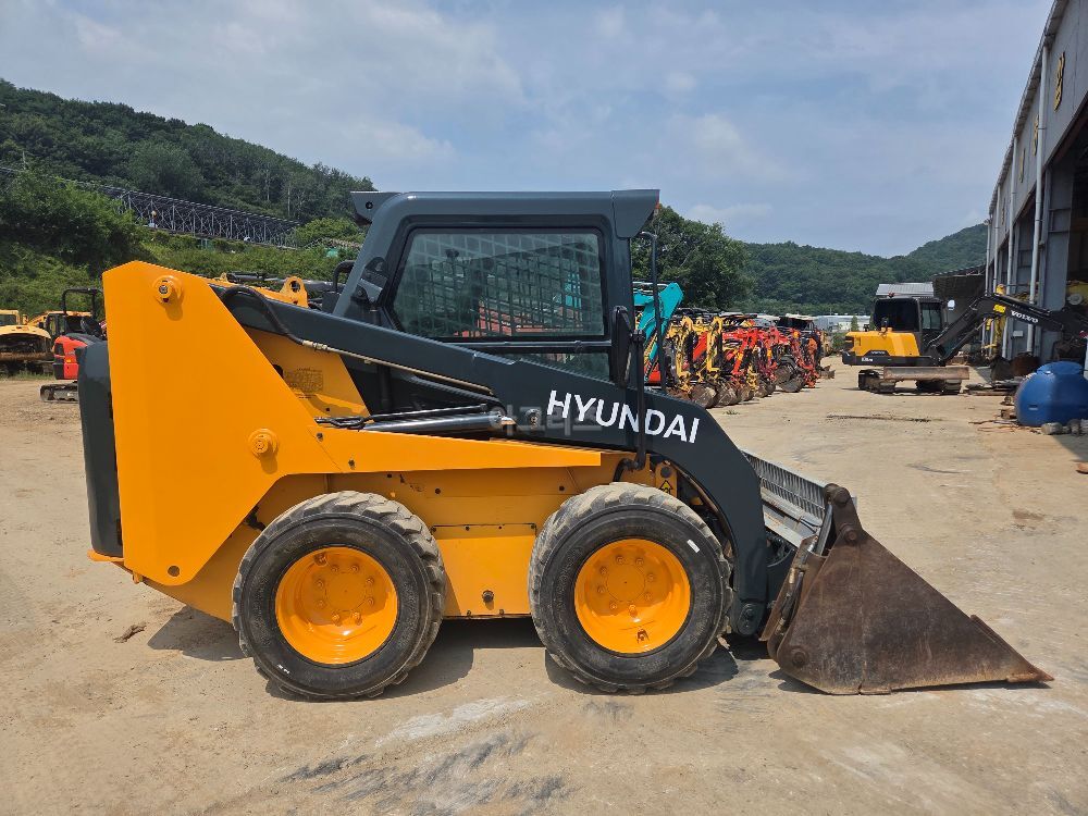 현대 스키드로더 HL390 뒤우측면