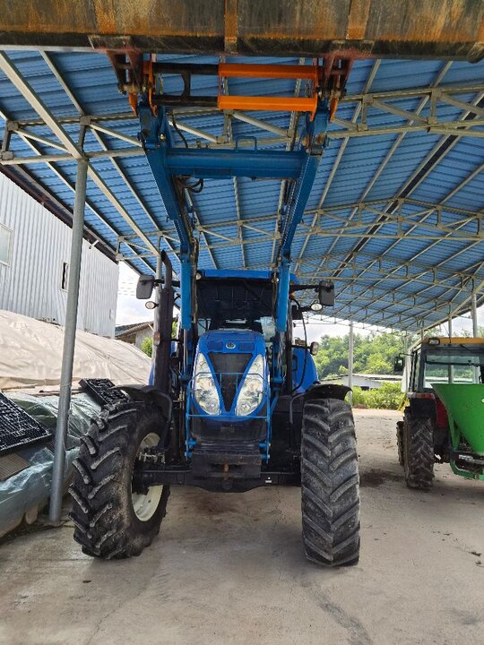 뉴홀랜드 트랙터 T6070 (135마력) 앞좌측면