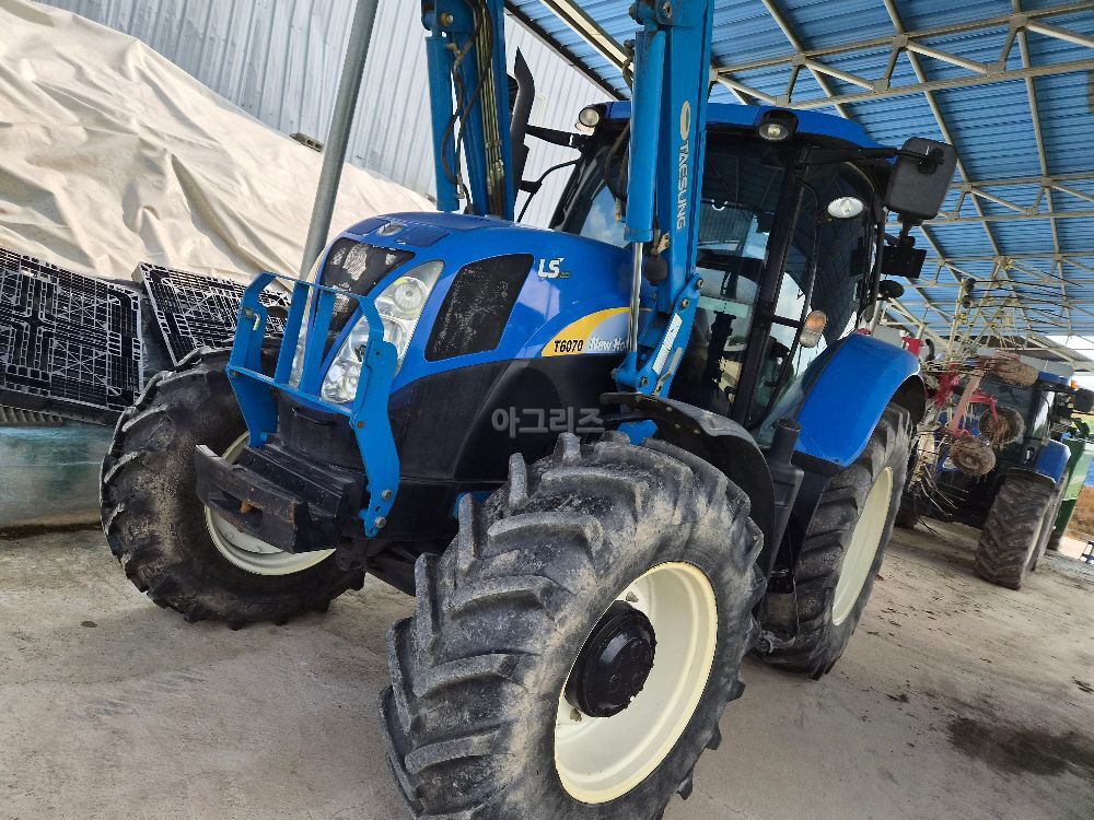 뉴홀랜드 트랙터 T6070 (135마력) 뒤우측면