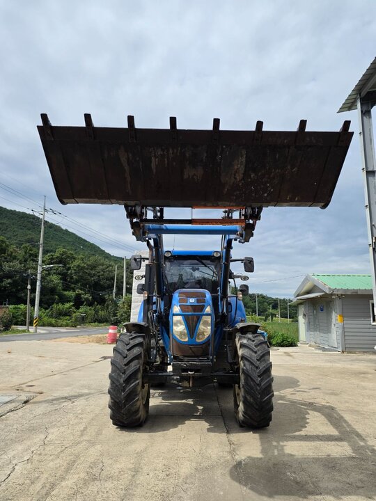 뉴홀랜드 트랙터 T6070 (135마력) 앞좌측면