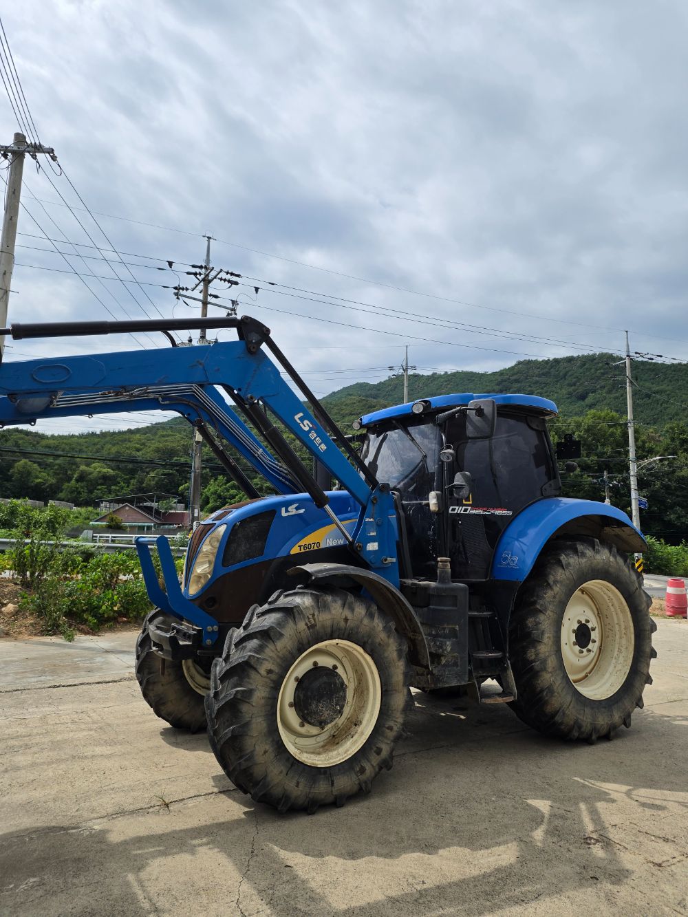 뉴홀랜드 트랙터 T6070 (135마력) 뒤우측면