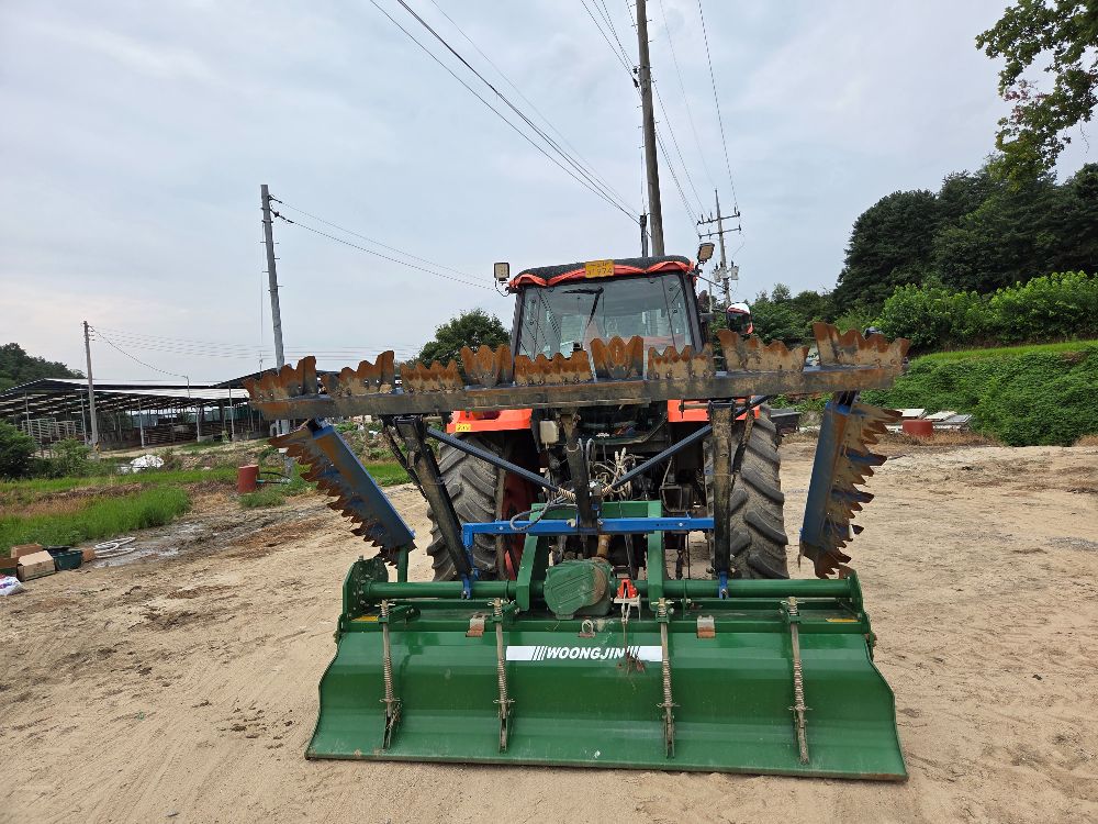 구보다 트랙터 M125X (125마력) 뒤우측면
