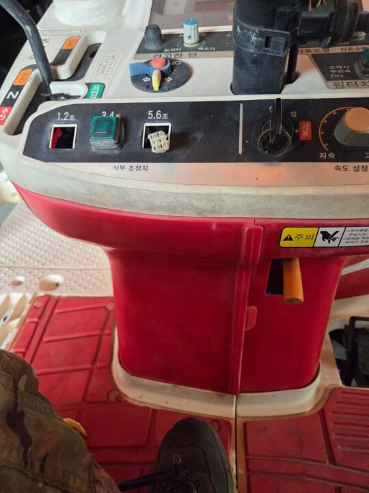 얀마 이앙기 VP60DX (6조식) 앞좌측면