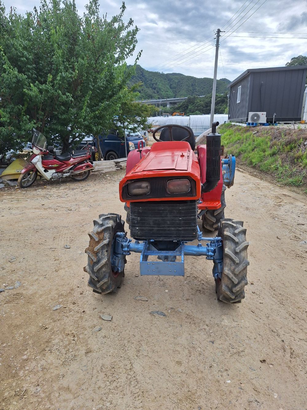 대동 트랙터 L2202-4WD (22마력) 뒤우측면