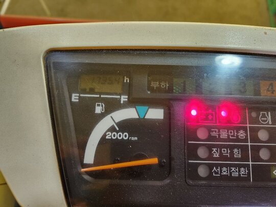 구보다 콤바인 KAR65 (4조식) 앞좌측면