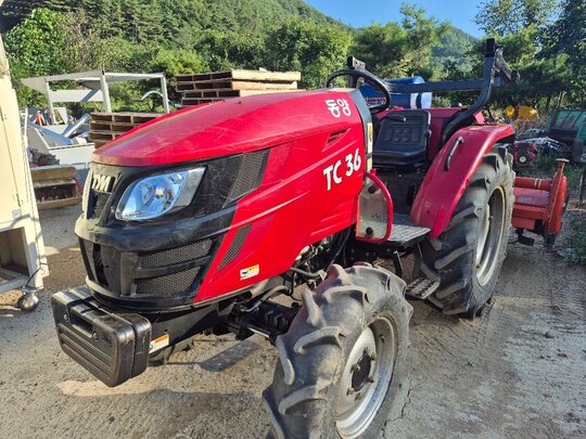 TYM 트랙터 TC36 (35마력) 앞좌측면
