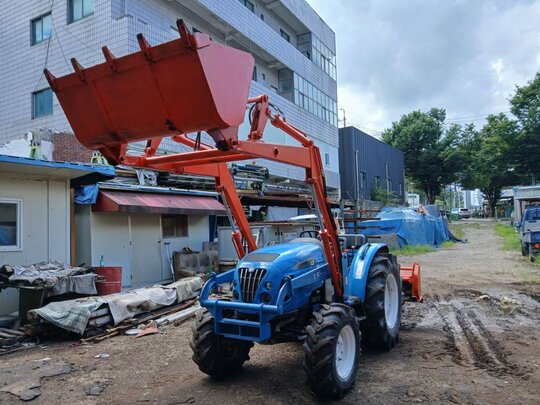 LS Tractor R48 (48hp) 앞좌측면