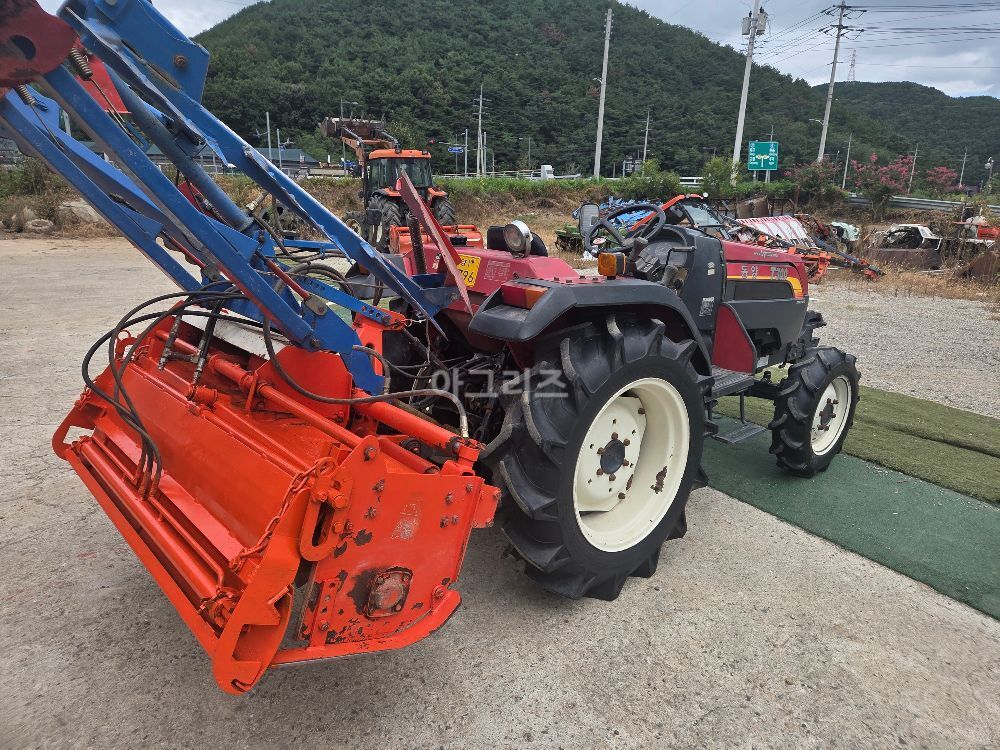 TYM 트랙터 T300 (30마력) 뒤우측면