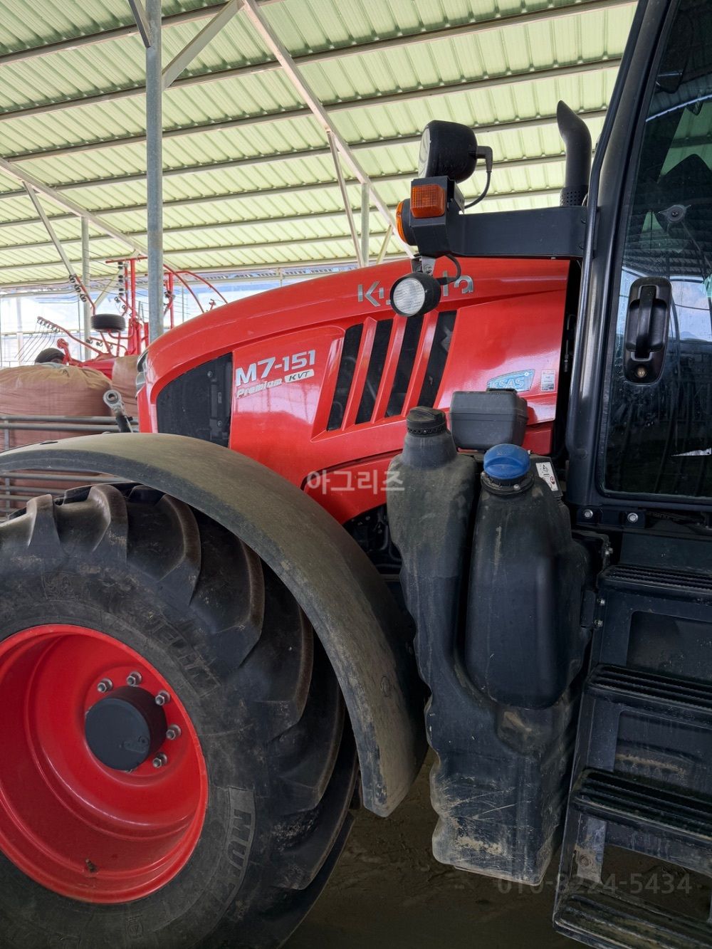 Kubota Tractor M7-151H (170.5hp) 뒤우측면