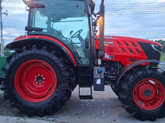 국제 트랙터 LUXEN1100E (111마력) 앞좌측면