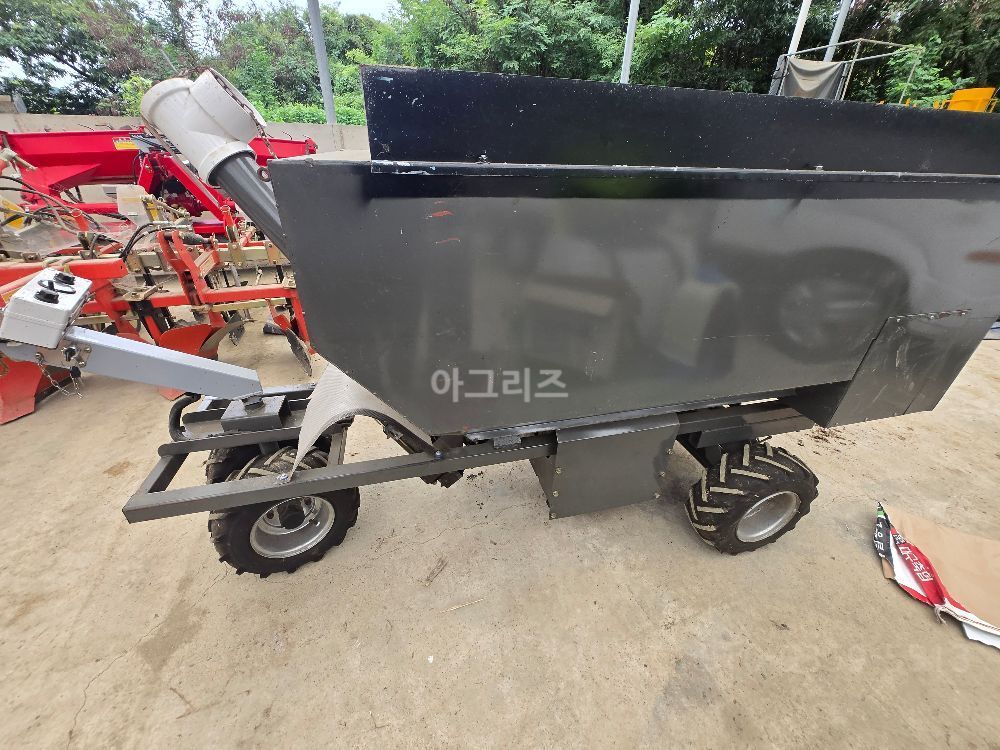  사료급이기 사료급이기  뒤우측면