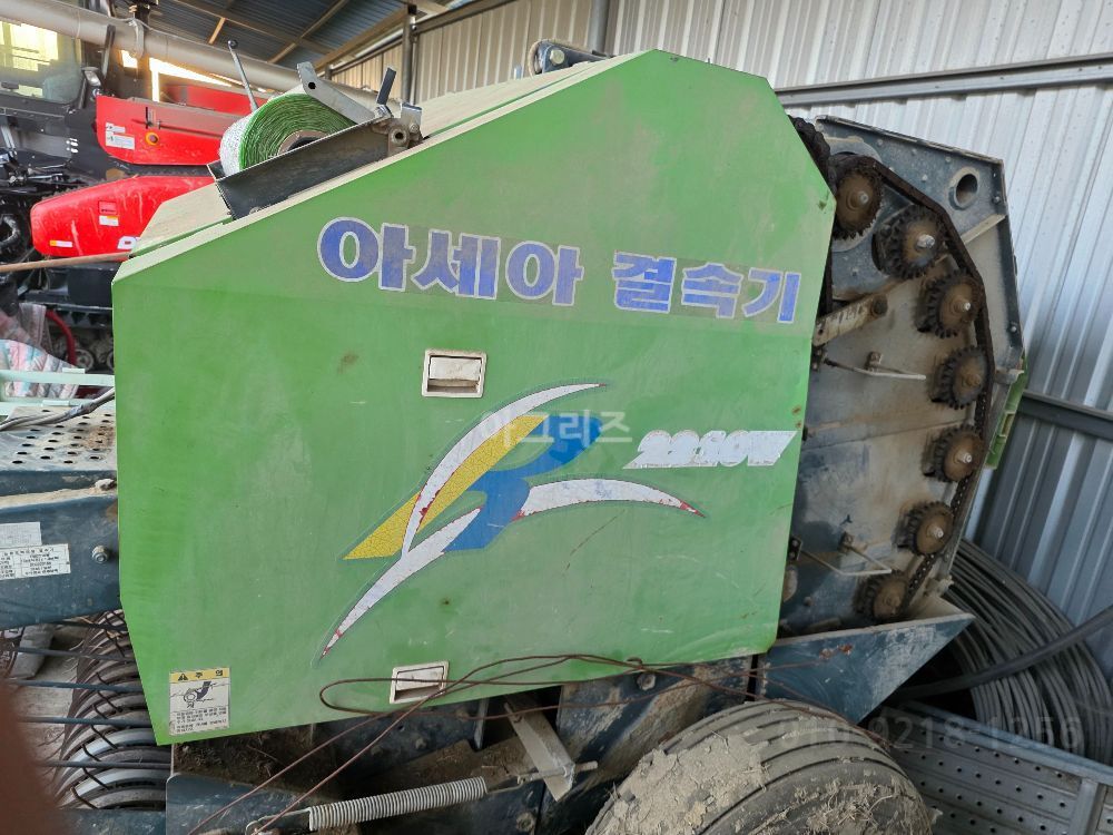 Shibaura Round Baler TRB2210W  뒤우측면