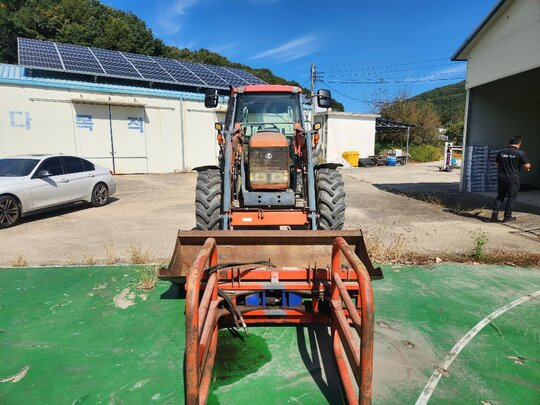 구보다 트랙터 M125 (125마력) 앞좌측면