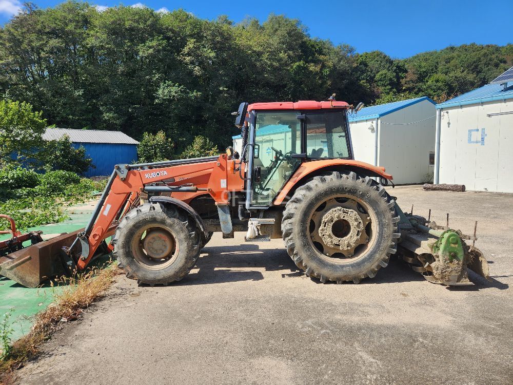 구보다 트랙터 M125 (125마력) 뒤우측면