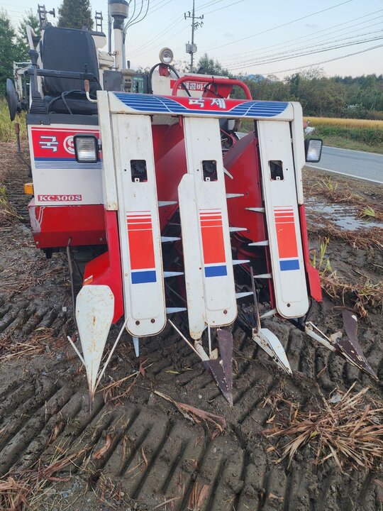 국제 콤바인 KC300S (3조식) 앞좌측면