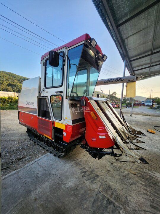 국제 콤바인 DKC685 (4조식) 앞좌측면