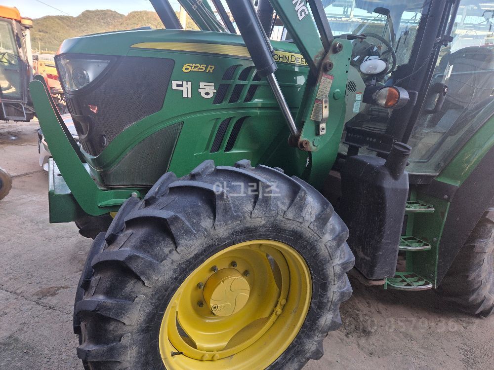 JohnDeere Tractor 6125R (125hp) 뒤우측면