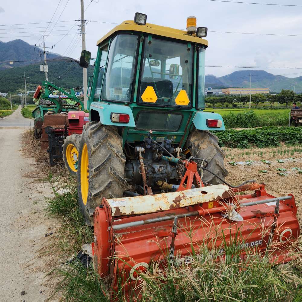 Daedong Tractor D50 (50hp) 측면