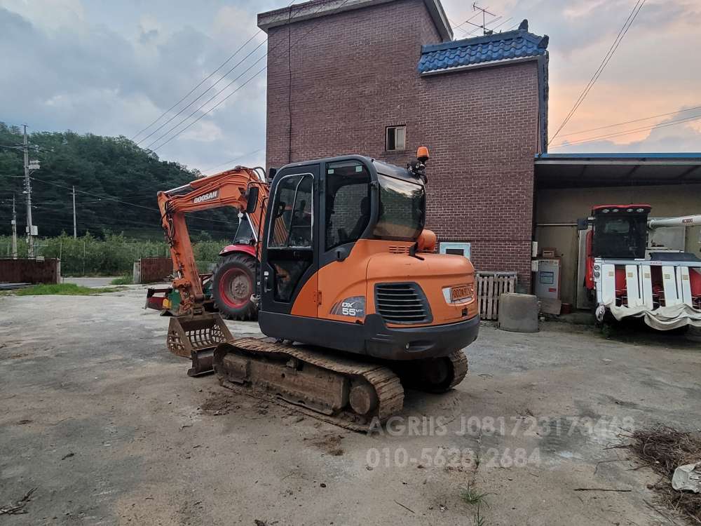  Excavator 두산 DX55MT ace  측면