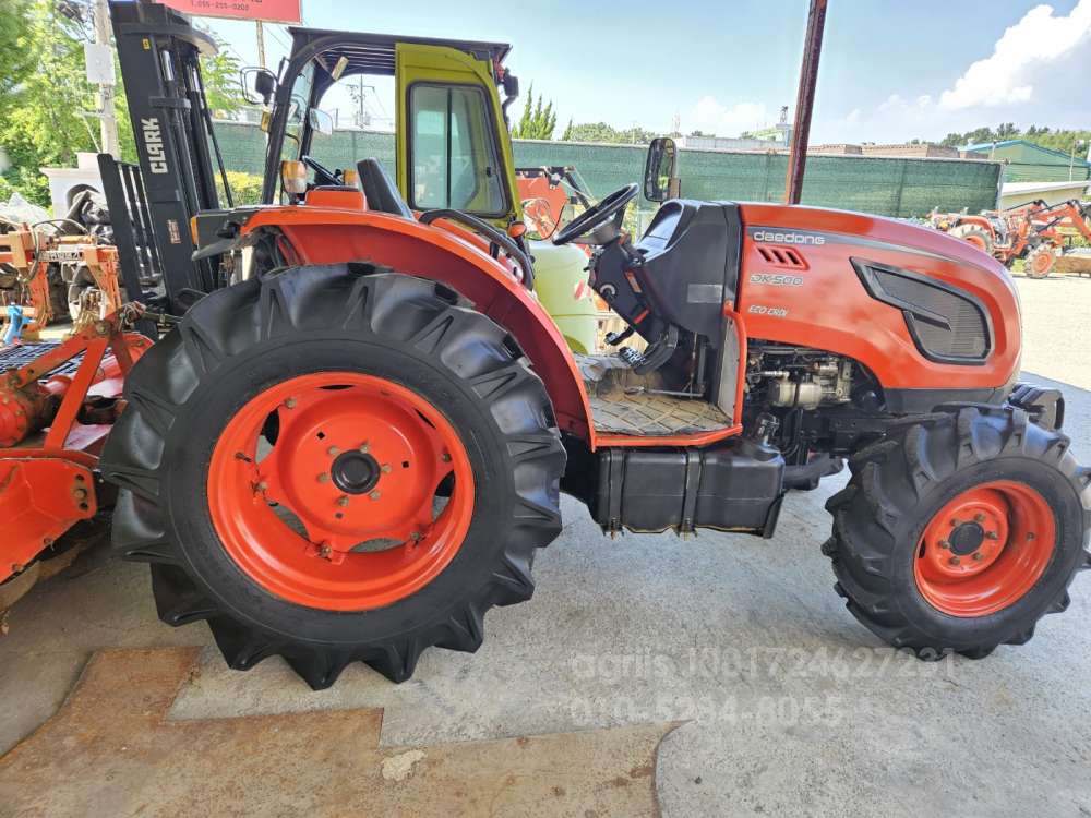 Daedong Tractor DK500 (50hp) 측면