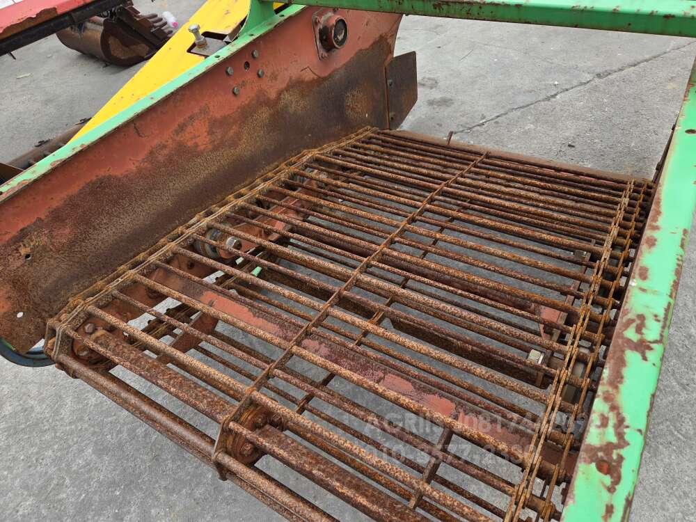 신흥, 신흥공업 땅속작물수확기, 고구마수확기, 감자수확기 마늘수확기, 양파수확기 뒤우측면