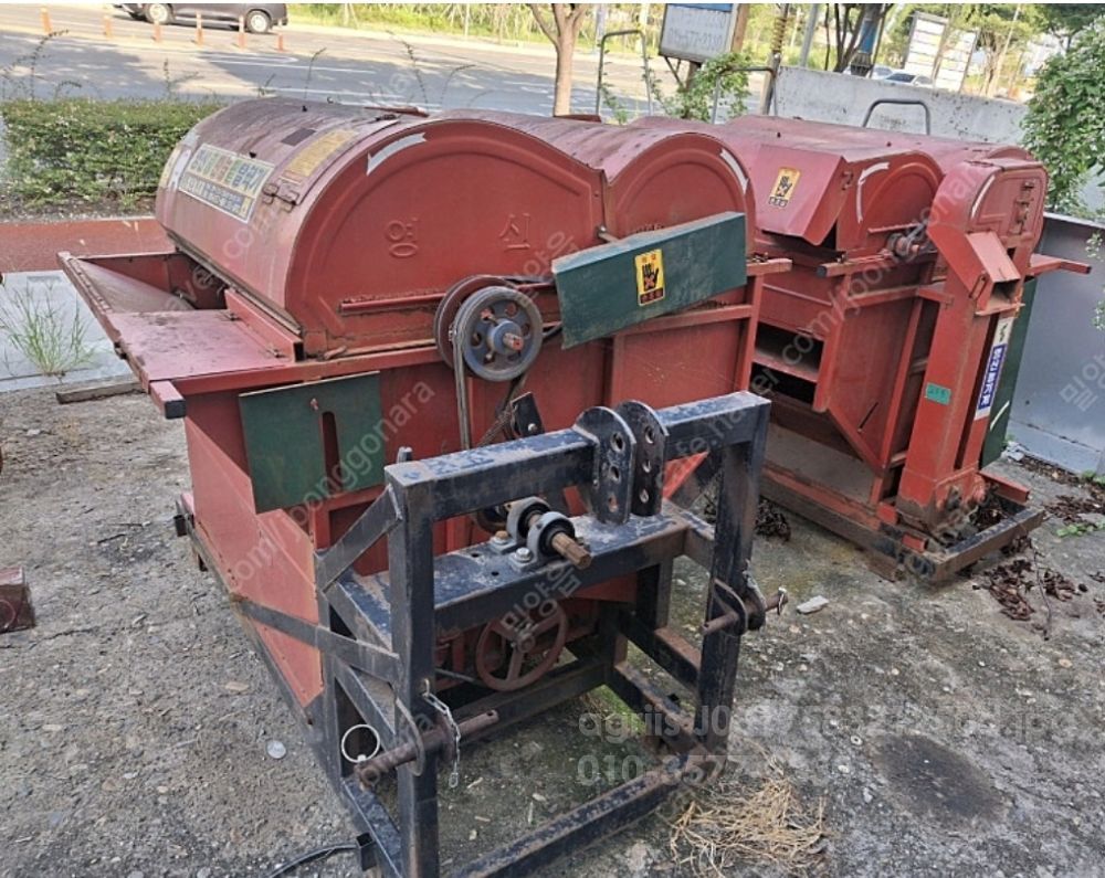  쌍통대형 탈곡기  트랙터용 콩탈곡기  쌍통  뒤우측면