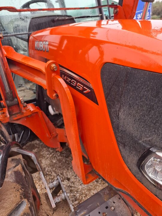 구보다 트랙터 MZ957 (100마력) 앞좌측면