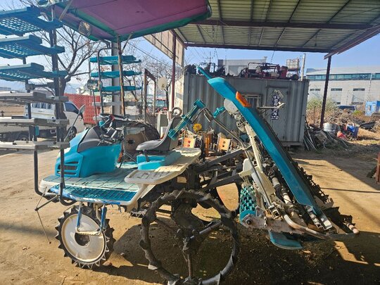 Kubota Rice transplanter KNW6SF (6Rows) 앞좌측면