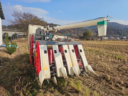 국제 콤바인 DKC865 (5조식) 앞좌측면