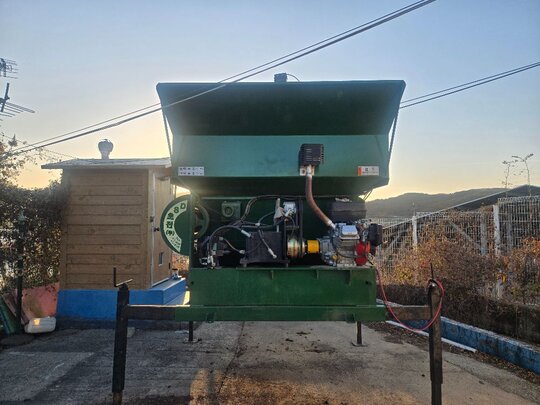  초전 차량용 퇴비살포기 퇴비살포기  앞좌측면