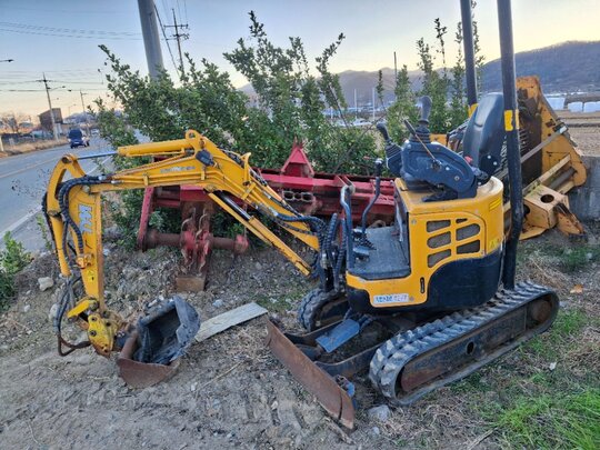 동양  미니굴삭기 010 010 앞좌측면